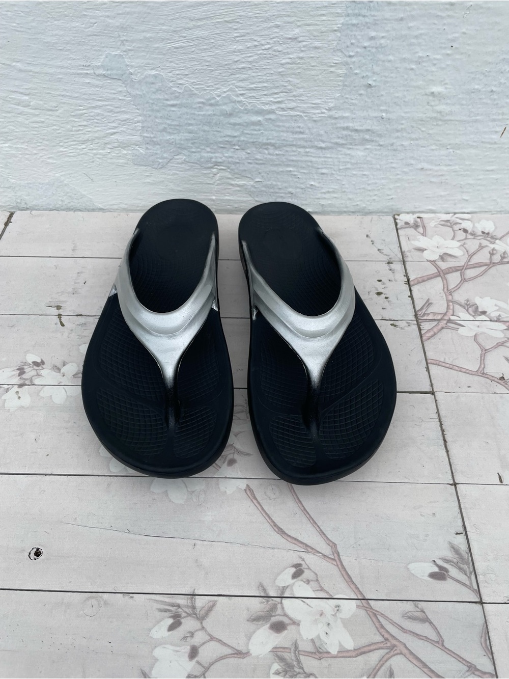 OOFOS Women's Black and Silver Recovery Sandals
